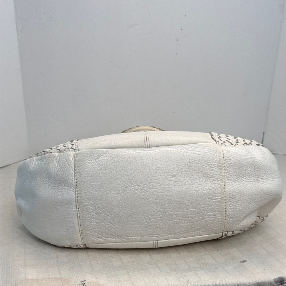 Harold’s Elegant White smooth and woven Leather Handbag - Picture 5 of 11